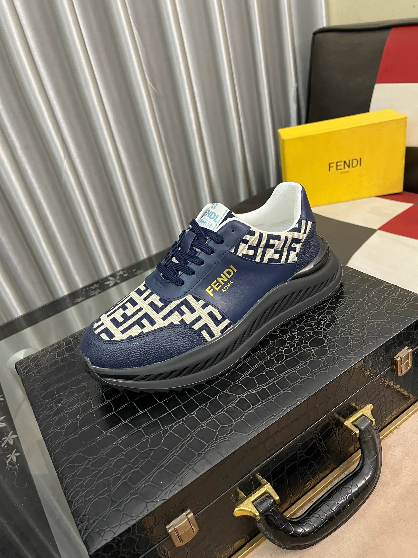 Men's Men's Shoes💰458⌚️⌚️[Fendi] Fendi's latest casual shoes for men! Available at counters simultaneously! Made entirely of imported top-grain calfskin, the interior is made of top-grain water-dyed cowhide, and the original factory-supplied rubber outsole. Leading new fashion concepts. Matching code: 38-444️⃣Colors available